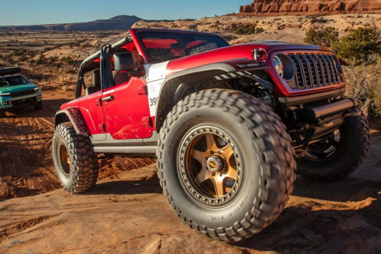 Theo Jeep, cấu hình này giúp xe có trọng tâm thấp hơn, tuy nhiên xe đã được lắp đặt các tấm vè ốp hốc bánh xe mới giúp phù hợp hơn với dàn bánh xe địa hình.