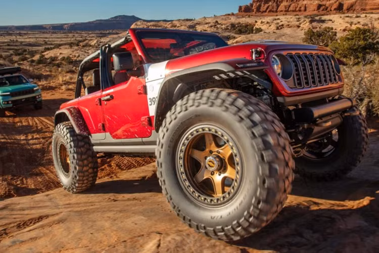 Theo Jeep, cấu hình này giúp xe có trọng tâm thấp hơn, tuy nhiên xe đã được lắp đặt các tấm vè ốp hốc bánh xe mới giúp phù hợp hơn với dàn bánh xe địa hình.