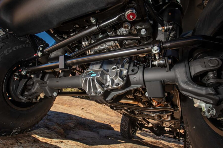 Xe cũng được trang bị thêm hệ thống treo khí nén có thể điều chỉnh độ cao xe một cách linh hoạt. Mẫu xe địa hình cỡ lớn này được trang bị khối động cơ V6 dung tích 3.6 lít đi kèm với trang bị hộp số tự động 8 cấp.