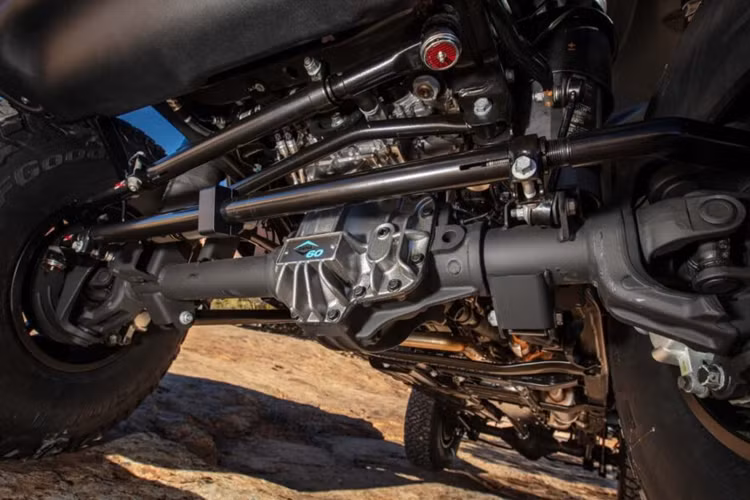 Xe cũng được trang bị thêm hệ thống treo khí nén có thể điều chỉnh độ cao xe một cách linh hoạt. Mẫu xe địa hình cỡ lớn này được trang bị khối động cơ V6 dung tích 3.6 lít đi kèm với trang bị hộp số tự động 8 cấp.