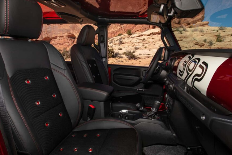 Bên cạnh đó, mẫu xe còn được trang bị nắp capo trong suốt giúp “khoe” khoang động cơ V8 ấn tượng.