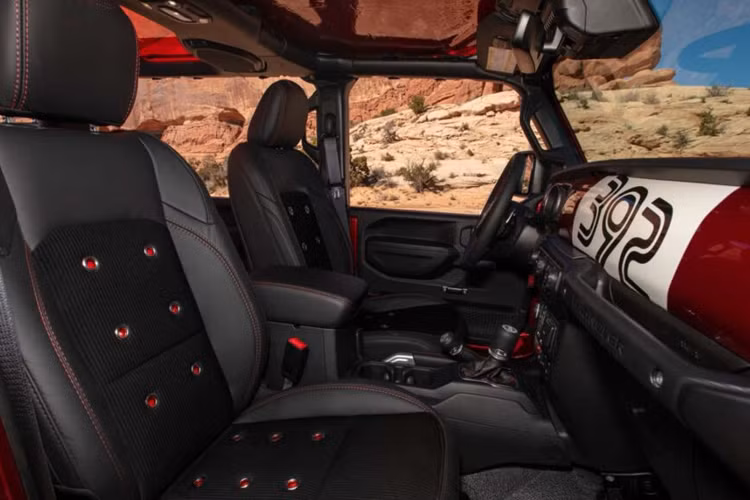 Bên cạnh đó, mẫu xe còn được trang bị nắp capo trong suốt giúp “khoe” khoang động cơ V8 ấn tượng.