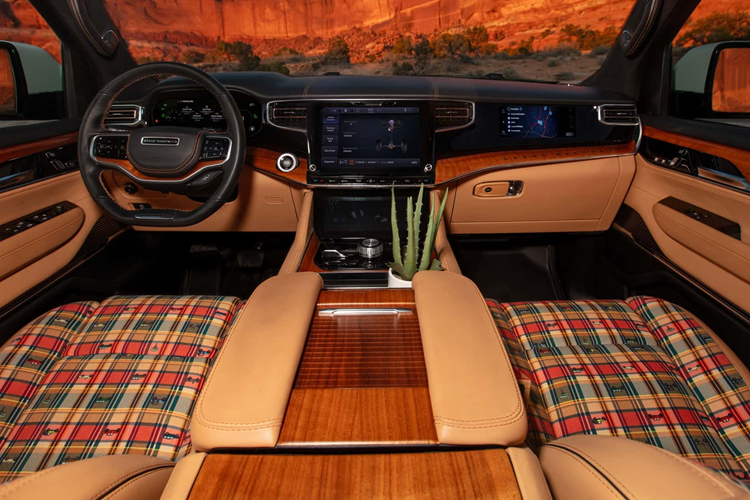 Về nội thất, xe được trang bị chất liệu bọc độc đáo với họa tiết kẻ sọc ở hàng ghế trước, hàng ghế thứ hai và hàng ghế thứ ba đã được loại bỏ. Xe sở hữu phần mui Skyloft được gắn cố định và có thể vào từ phía bên trong xe SUV.