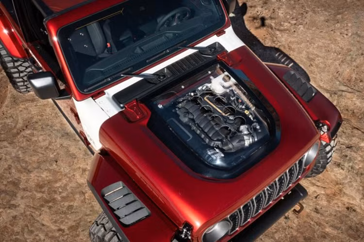 Về ngoại thất, xe được sơn màu đỏ Poison Apple Red nổi bật kết hợp với những họa tiết màu trắng tạo điêm nhấn.