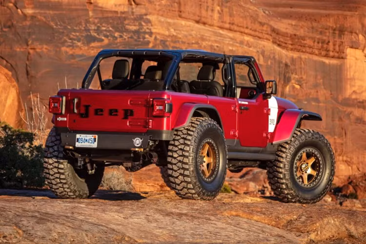 Nội thất của xe được trang bị ghế thể thao bọc da màu đen, bảng điều khiển được ốp màu đỏ giống với ngoại thất, kết hợp với logo 392 màu trắng đỏ nổi bật.