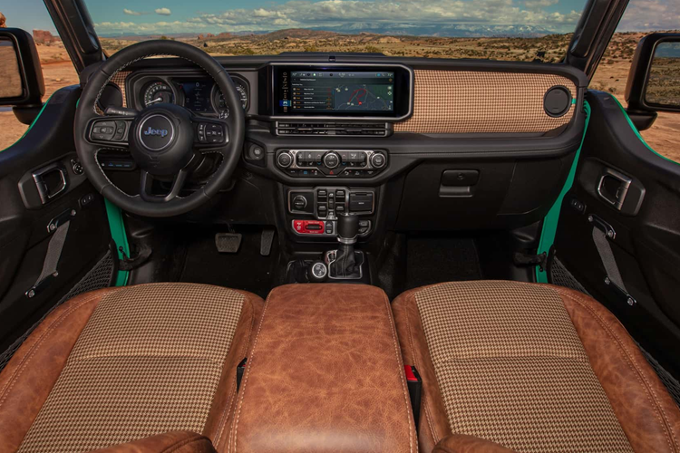 Xe được trang bị phần cản trước có thiết kế gọn gàng cùng trang bị một bộ tời lớn. Về nội thất, xe được trang bị ghế da có họa tiết màu da bò cổ điển cùng thiết kế không tựa đầu.