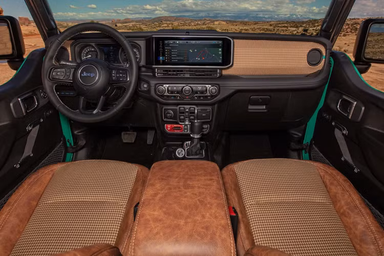 Xe được trang bị phần cản trước có thiết kế gọn gàng cùng trang bị một bộ tời lớn. Về nội thất, xe được trang bị ghế da có họa tiết màu da bò cổ điển cùng thiết kế không tựa đầu.