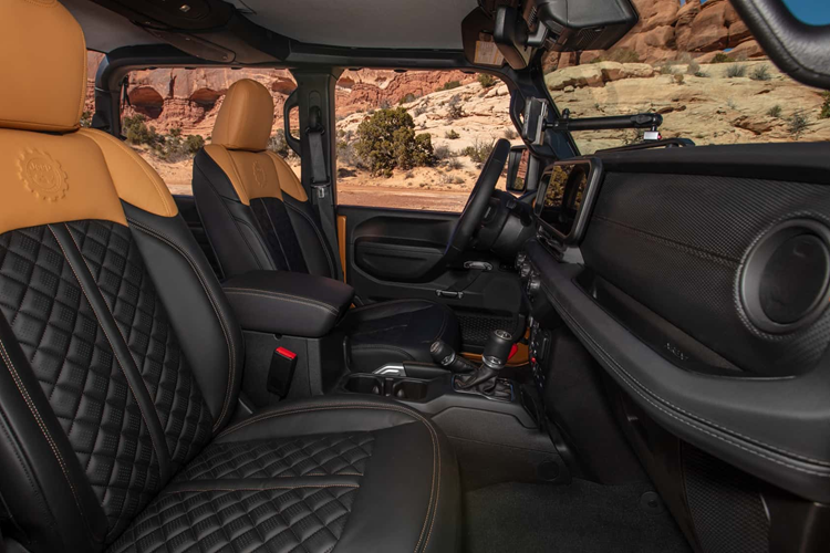 Về nội thất, xe được bọc da màu đen thêu họa tiết quả trám, các phần đầu ghế được bọc da màu vàng ăn nhập với màu sắc ngoại thất của xe. Chiếc Gladiator dường như được nâng cấp với các chi tiết nhỏ nhưng không kém phần tinh tế, đem đến cho xe một diện mạo ấn tượng.