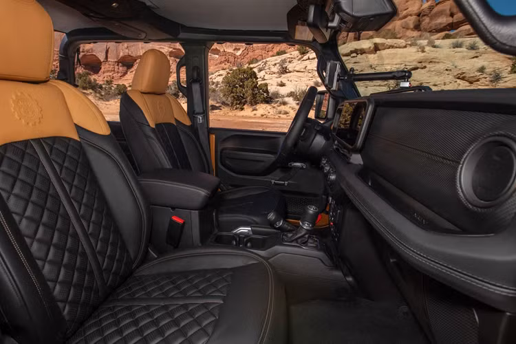 Về nội thất, xe được bọc da màu đen thêu họa tiết quả trám, các phần đầu ghế được bọc da màu vàng ăn nhập với màu sắc ngoại thất của xe. Chiếc Gladiator dường như được nâng cấp với các chi tiết nhỏ nhưng không kém phần tinh tế, đem đến cho xe một diện mạo ấn tượng.