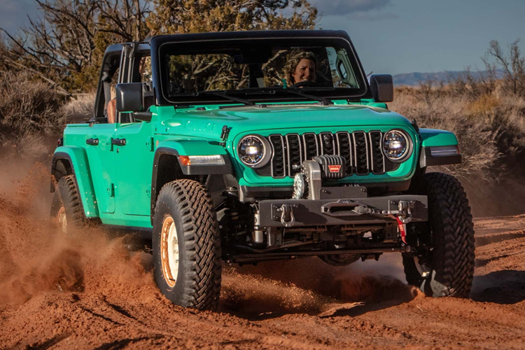  Jeep Willys Dispatcher Concept Trái ngược với hai mẫu Concept mang tông màu nóng, mẫu xe Willys Dispatcher Concept sở hữu màu sơn xanh kết hợp với các chi tiết hoài cổ như chữ Willys dập nổi trên mui xe và mâm xe thép được sơn màu trắng kết hợp với hệ truyền động Wrangler 4xe hiện đại.