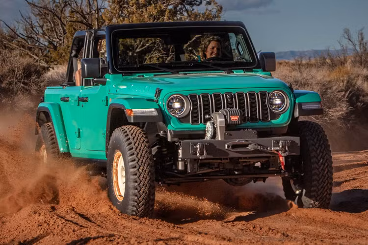  Jeep Willys Dispatcher Concept Trái ngược với hai mẫu Concept mang tông màu nóng, mẫu xe Willys Dispatcher Concept sở hữu màu sơn xanh kết hợp với các chi tiết hoài cổ như chữ Willys dập nổi trên mui xe và mâm xe thép được sơn màu trắng kết hợp với hệ truyền động Wrangler 4xe hiện đại.