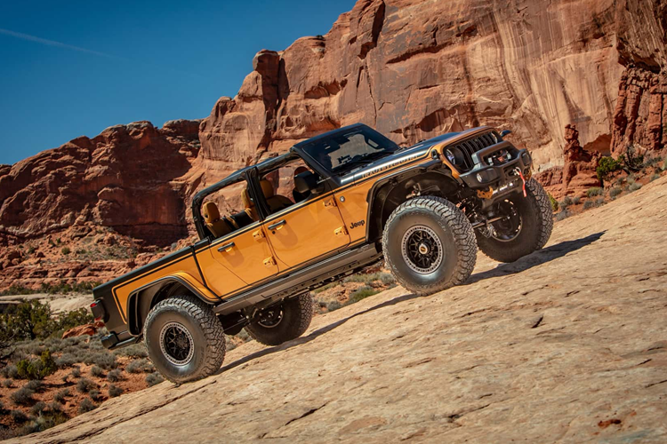  Jeep Gladiator Rubicon High Top Concept Một trong những mẫu xe ấn tượng hàng đầu chính là phiên bản Jeep Gladiator Rubicon High Top Concept có thiết kế mang hơi hướng cổ điển từ những năm 1970.