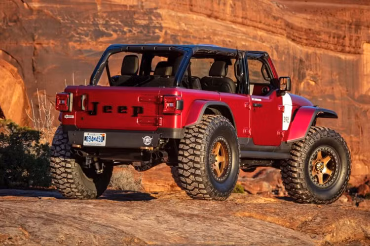 Chiếc Wrangler này vẫn được giữ chiều cao xe nguyên bản khi xuất xưởng, đồng thời xe được trang bị dàn lốp địa hình có kích thước lên tới 42 inch.