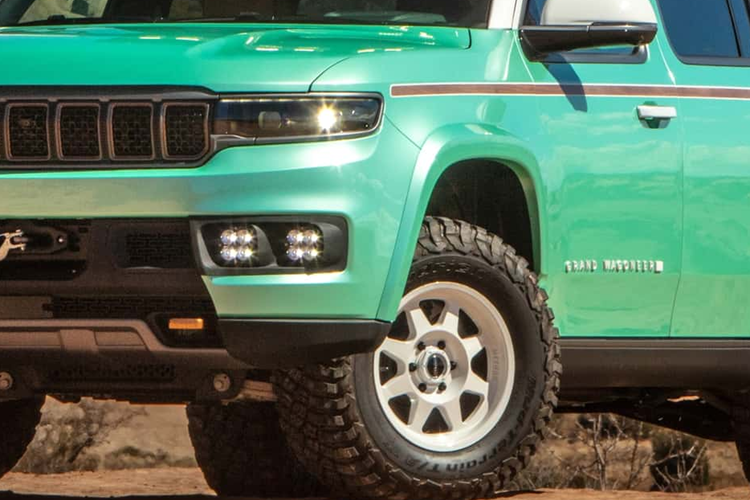 Mẫu xe vẫn được trang bị hệ thống treo và hệ thống truyền động nguyên bản, lốp xe được nâng cấp lên loại lốp 35 inch giúp khoảng sáng gầm xe tăng lên thêm. Phần hốc bánh xe đã được mở rộng lớn hơn và tấm chắn bùn được nâng cấp giú tạo không gian cho lốp xe, đồng thời xe cũng được gia cố thêm tấm ốp gầm giúp bảo vệ phần gầm xe.