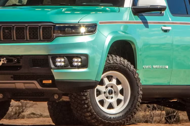 Mẫu xe vẫn được trang bị hệ thống treo và hệ thống truyền động nguyên bản, lốp xe được nâng cấp lên loại lốp 35 inch giúp khoảng sáng gầm xe tăng lên thêm. Phần hốc bánh xe đã được mở rộng lớn hơn và tấm chắn bùn được nâng cấp giú tạo không gian cho lốp xe, đồng thời xe cũng được gia cố thêm tấm ốp gầm giúp bảo vệ phần gầm xe.