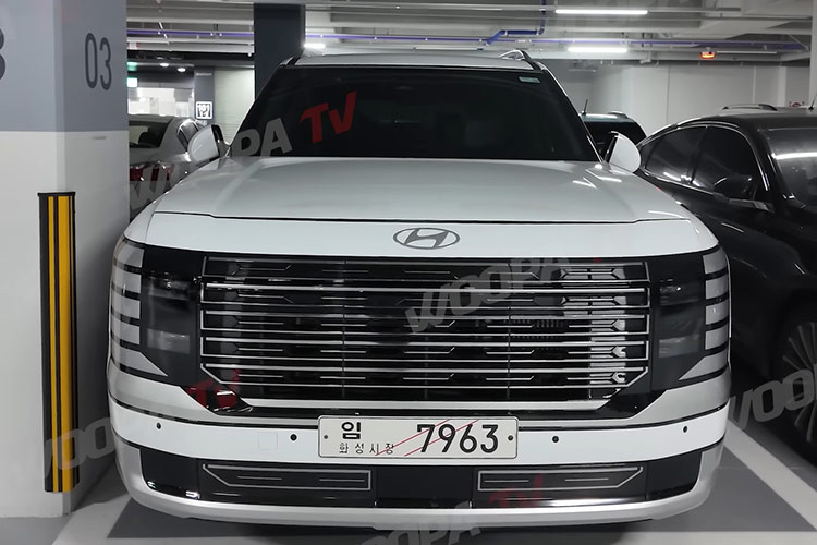 Palisade 2025 còn được bổ sung một số tính năng an toàn tiên tiến như: hệ thống cảnh báo phương tiện đi tới khi mở cửa, hiển thị thông qua đèn báo tích hợp trên màng loa... Mức giá xe Hyundai Palisade 2025 hiện vẫn chưa được công bố chính thức, nhưng dự đoán tăng nhẹ.