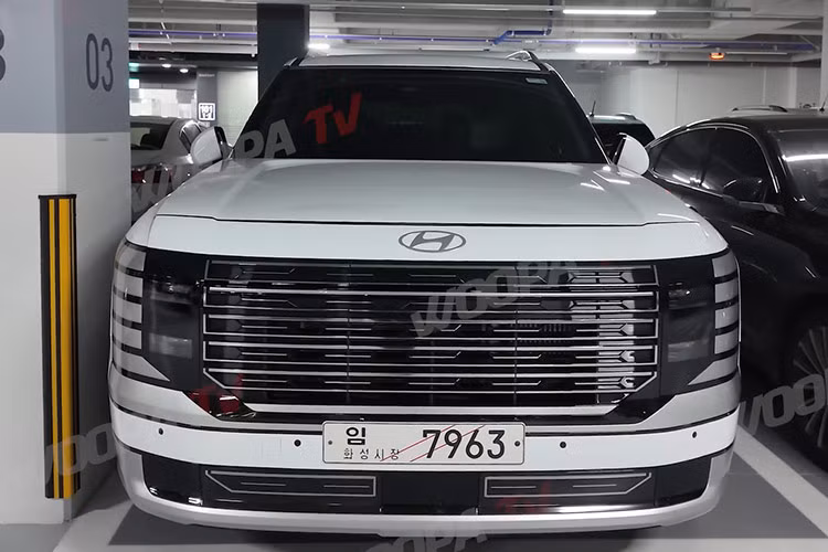 Palisade 2025 còn được bổ sung một số tính năng an toàn tiên tiến như: hệ thống cảnh báo phương tiện đi tới khi mở cửa, hiển thị thông qua đèn báo tích hợp trên màng loa... Mức giá xe Hyundai Palisade 2025 hiện vẫn chưa được công bố chính thức, nhưng dự đoán tăng nhẹ.