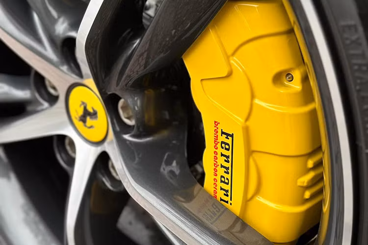 Thiết kế ống xả của 296 GTB như một mẫu xe hybrid thân thiện môi trường và rất cá tính so với SF90 Stradale, cụm đèn hậu lại gợi nhớ đến mẫu xe 4 chỗ ngồi Ferrari Roma. Ferrari đưa ra 2 tuỳ chọn cho khách hàng khi mua 296 GTB là dạng tiêu chuẩn và thêm gói Assetto Fiorano như vị đại gia này đã lựa chọn nhưng bằng cách dán đề-can.