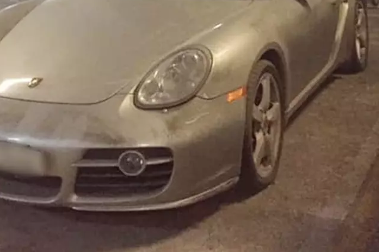 Cụ thể, đây là chiếc xe Porsche Cayman thế hệ 987.1 và nó đã bị bắt gặp dưới hầm đỗ xe của 1 khu đô thị cao cấp ở Hà Nội với ngoại thất bám bụi dày đặc, khiến không ít người yêu xe xót của, 1 số tay chơi xe đã dò hỏi xem liệu chủ nhân của xe có bán hay không.