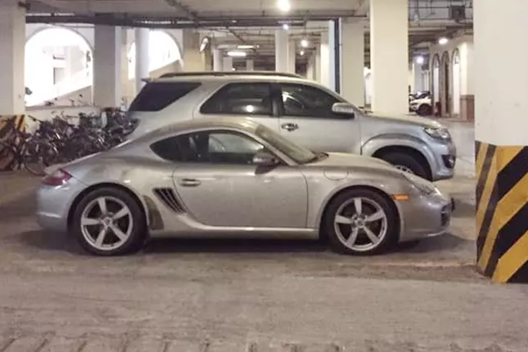 Hình ảnh chụp lại cho thấy, chiếc xe Porsche Cayman tiền tỷ này mang màu bạc, và ngoại thất xe "làm bạn" với bụi có thể đã vài tháng, cũng có khi vài năm. Hiện chưa rõ lý do vì sao chủ nhân lại bỏ rơi chiếc xe thể thao đẹp đến vậy.