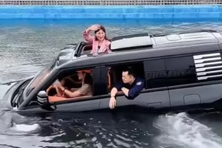 YangWang U8 cua Trung Quoc gia 3,58 ty dong lan dau... tam song-Hinh-3