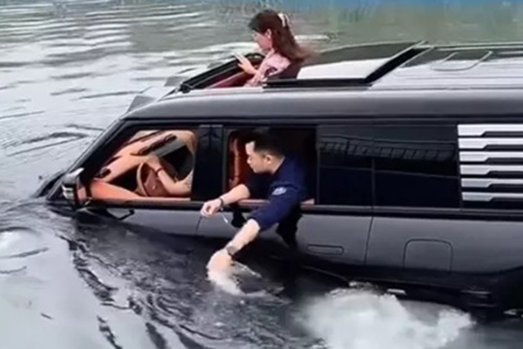 YangWang U8 cua Trung Quoc gia 3,58 ty dong lan dau... tam song-Hinh-2