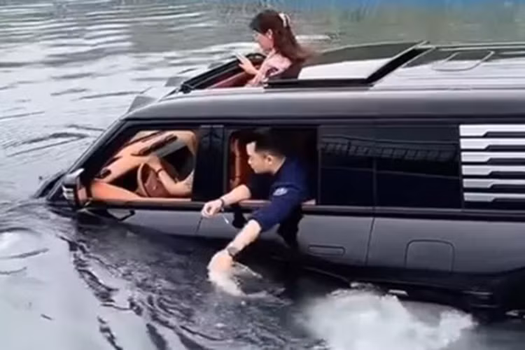 YangWang U8 cua Trung Quoc gia 3,58 ty dong lan dau... tam song-Hinh-2