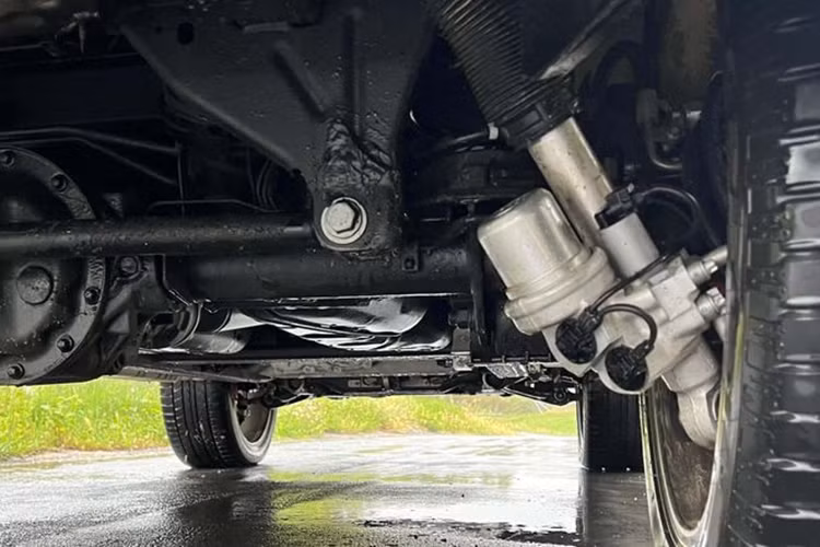 Không chỉ vậy, Mercedes-AMG G63 2025 còn được trang bị hệ thống treo hiện đại nhất của Mercedes mang tên AMG Active Ride Control (là trang bị tùy chọn trên các gói nâng cấp hiệu suất AMG Off-Road hoặc gói AMG Performance).