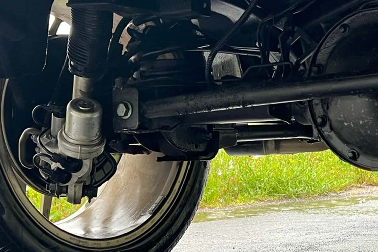 Việc được trang bị hệ thống hybrid giúp mẫu SUV off-road này cải thiện khả năng tăng tốc, vượt địa hình đồng thời giảm tỷ lệ phát thải.