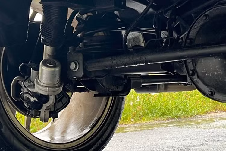 Việc được trang bị hệ thống hybrid giúp mẫu SUV off-road này cải thiện khả năng tăng tốc, vượt địa hình đồng thời giảm tỷ lệ phát thải.