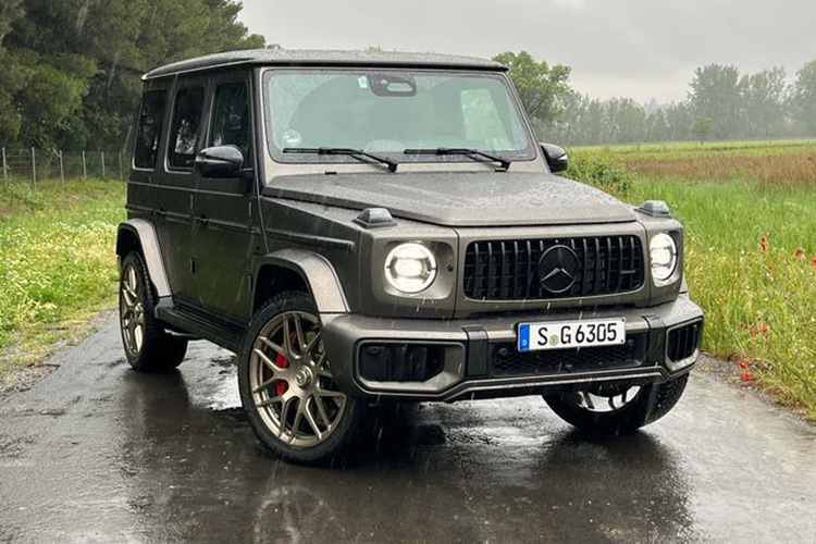 SUV hạng sang Mercedes-AMG G63 2025 vẫn sẽ được trang bị động cơ V8 Biturbo 4.0L, công suất tối đa 585 mã lực và mô-men xoắn cực đại 850 Nm, tương đương bản W463 ra mắt năm 2018 nhưng đi kèm mô-tơ điện ISG 48 V mới giúp hỗ trợ công suất tối đa 20 mã lực và mô-men xoắn 200 Nm.
