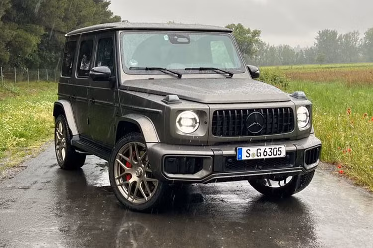 SUV hạng sang Mercedes-AMG G63 2025 vẫn sẽ được trang bị động cơ V8 Biturbo 4.0L, công suất tối đa 585 mã lực và mô-men xoắn cực đại 850 Nm, tương đương bản W463 ra mắt năm 2018 nhưng đi kèm mô-tơ điện ISG 48 V mới giúp hỗ trợ công suất tối đa 20 mã lực và mô-men xoắn 200 Nm.