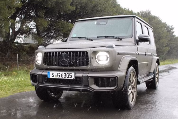 Cuối tháng 3 vừa qua, thương hiệu xe sang Đức đã công bố phiên bản nâng cấp của mẫu SUV hạng sang Mercedes-AMG G63 2025 mới. Hòa cùng xu hướng điện hóa, mẫu SUV địa hình huyền thoại lần đầu tiên kể từ khi ra mắt được trang bị hệ truyền động hybrid.