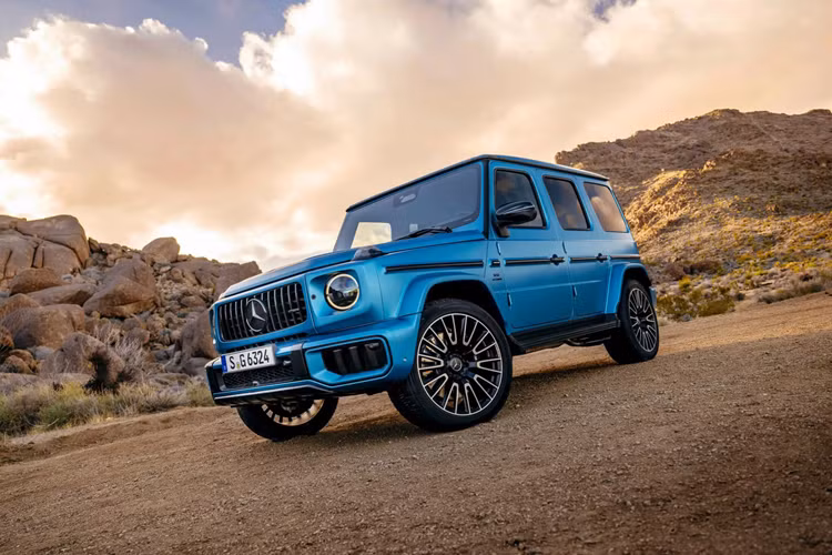 Hệ thống treo mới trên Mercedes-AMG G63 2025 kết nối các van ở thân của mỗi van điều tiết thông qua các đường thủy lực được liên kết với nhau, với một máy bơm điều khiển điện tử điều chỉnh áp suất chất lỏng theo điều kiện mặt đường. Công nghệ này giúp G 63 cải thiện độ êm ái, trong khi vẫn đem lại cảm giác đầm, chắc đúng chất SUV địa hình.