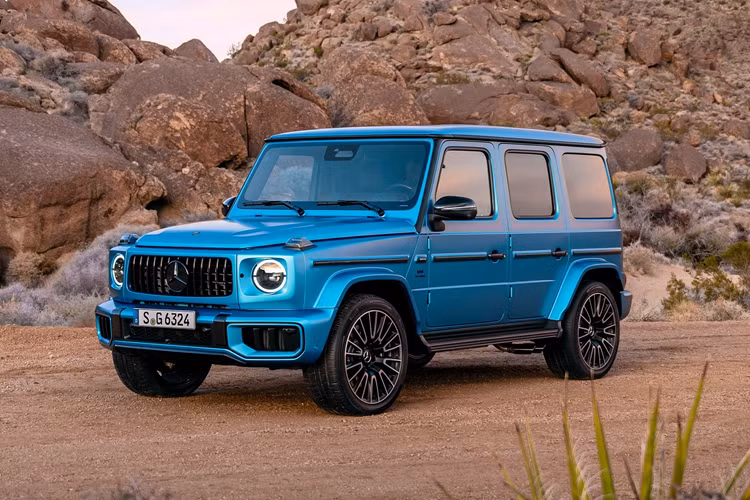 Đó là mục tiêu cuối cùng của bất kỳ hệ thống treo tập trung vào địa hình nào. Kết hợp với ba khóa vi sai và hộp chuyển số tầm thấp, G 63 trở thành một trong những mẫu SUV tốt nhất phân khúc. Theo kế hoạch, Mercedes-AMG G63 cùng với G550 và G 580 EV sẽ được bán ra đầu tiên ở thị trường Mỹ vào nửa cuối năm 2024.