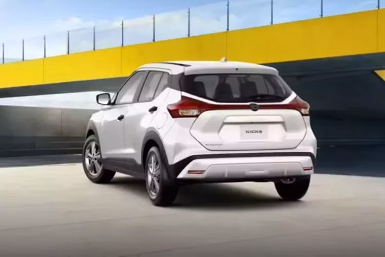 Nissan không nói lý do tại sao họ vẫn giữ mẫu xe này, nhưng thật khó để biện minh cho sự tồn tại của nó vì giá xe Nissan Kicks Play 2025 khởi điểm là 21.520 USD trước khi tính thêm phí vận chuyển là 1.390 USD. Để so sánh, Nissa Kicks bản mới nhất chỉ có giá khởi điểm là 21.830 USD và phí vận chuyển là 1.390 USD.