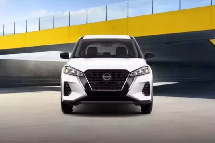 Tuy nhiên, đây không phải là Kicks duy nhất trên thị trường được bán ra, vì Nissan Kicks Play 2025 mới đã xuất hiện trong hình dạng của 1 phiên bản đời cũ.