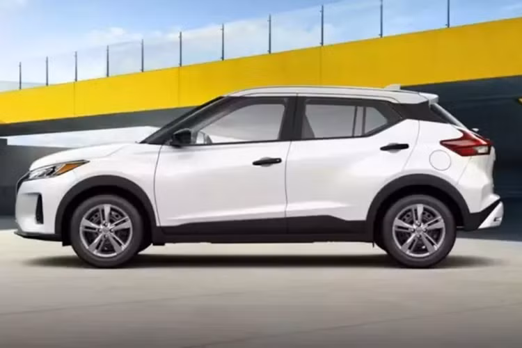 Nếu bạn đang trải qua cảm giác khó hiểu, tất nhiên rồi, có lẽ nhiều người cũng sẽ như vậy, vì chiếc Nissan Kicks Play 2025 chính là Kicks S 2024, nhưng được đổi tên gọi, nói 1 cách dân dã là thay tên để đẩy nhanh hàng tồn kho còn lại.