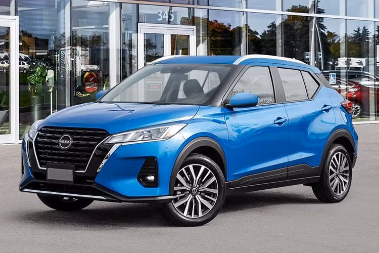 Với việc thay tên nhưng không đổi năm sinh vì vậy người mua sẽ thấy 1 chiếc xe Nissan Kicks Play 2025 đèn pha halogen và bánh xe thép 16 inch. Chúng được kết hợp với điều hòa không khí, kiểm soát hành trình, hệ thống âm thanh sáu loa và hệ thống thông tin giải trí 7 inch.