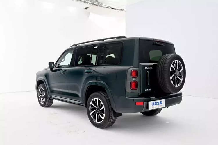 Ngoài ra, tiêu chuẩn kéo mới được bổ sung giúp khả năng vượt địa hình trở nên mạnh mẽ hơn và các tình huống sử dụng xe trở nên phong phú hơn. Sự gia tăng đáng kể về góc tiếp cận và góc thoát giúp nâng cao hơn nữa khả năng vượt địa hình.