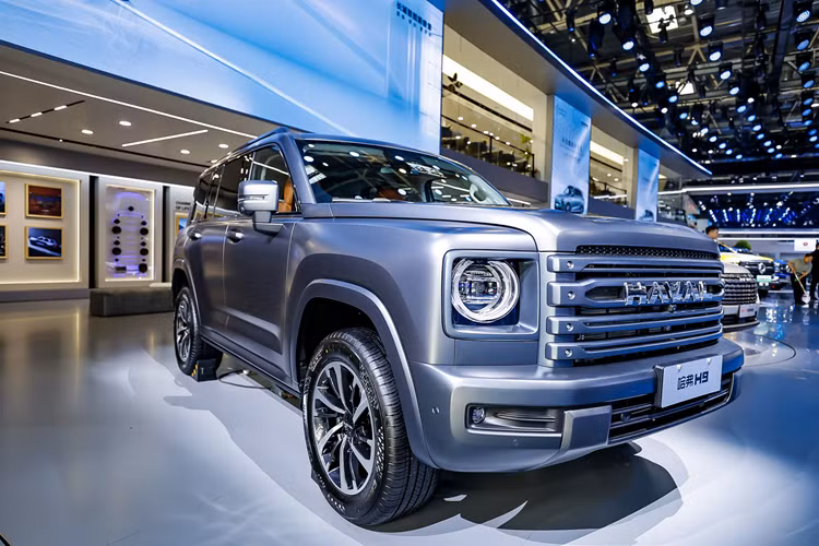 Chưa hết, cửa gió điều hòa trung tâm của xe SUV địa hình Haval H9 thế hệ mới được bố trí phía dưới màn hình điều khiển trung tâm, kết hợp với các nút bấm vật lý chức năng ở khu vực cần số, cảm giác tổng thể chắc chắn hơn.