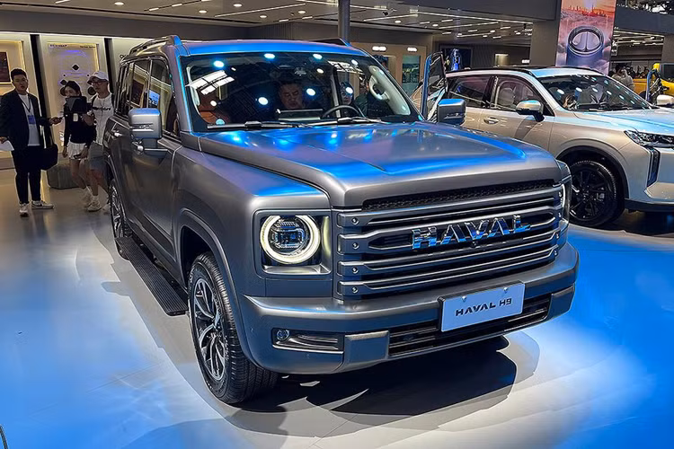 Về sức mạnh, Haval H9 mới vẫn giữ nguyên hệ thống điện 2.0T+8AT, đồng thời bổ sung tổ hợp động cơ diesel 2.4T+9AT để đáp ứng nhu cầu của những người đam mê động cơ diesel. Công suất tối đa của phiên bản xăng là 165 kilowatt, và công suất tối đa của phiên bản diesel là 137 kilowatt.