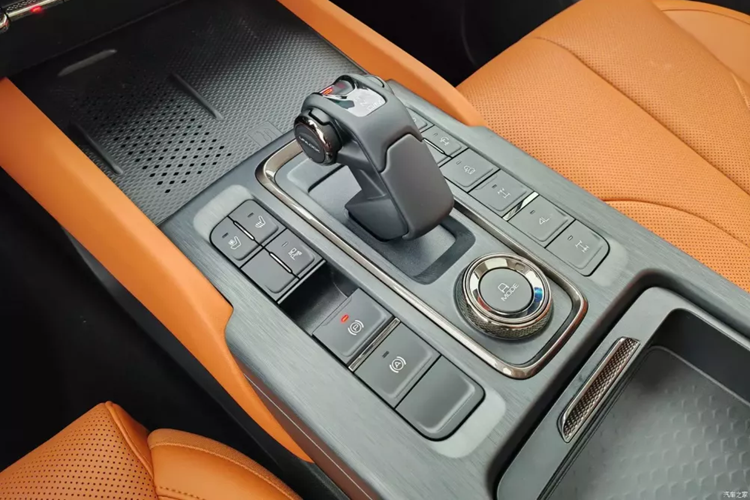 Về nội thất, xe mới có phong cách thiết kế mới, vô lăng ba chấu đa chức năng, màn hình điều khiển trung tâm dạng nổi 14,6 inch khiến chiếc xe này trông rất trẻ trung. Đồng thời, xe mới được trang bị cần số điện tử kiểu mới, giúp cải thiện đáng kể kết cấu tổng thể của xe mới.