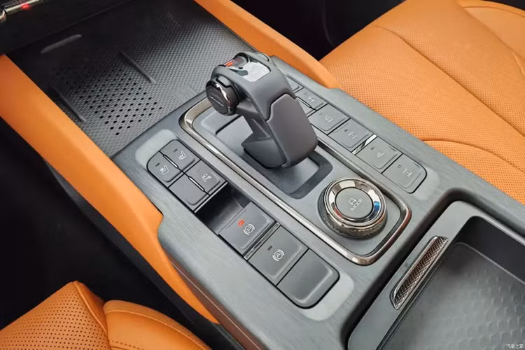 Về nội thất, xe mới có phong cách thiết kế mới, vô lăng ba chấu đa chức năng, màn hình điều khiển trung tâm dạng nổi 14,6 inch khiến chiếc xe này trông rất trẻ trung. Đồng thời, xe mới được trang bị cần số điện tử kiểu mới, giúp cải thiện đáng kể kết cấu tổng thể của xe mới.