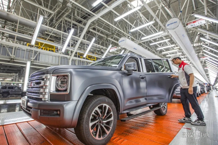 Thiết kế của Haval H9 mới mang phong cách cổ điển và vuông vắn, cứng cáp và đậm chất cổ điển. Mặt trước có lưới tản nhiệt hình vuông và đèn pha tròn retro được thiết kế với các đường song song và trang trí bằng đinh tán, tạo hiệu ứng thị giác độc đáo.