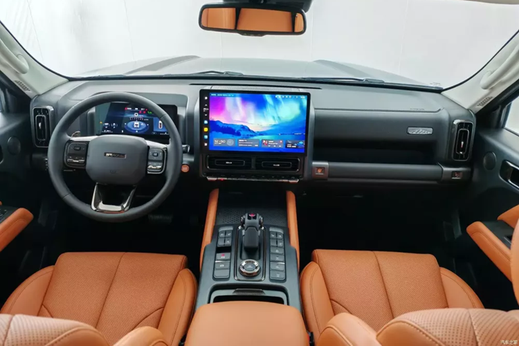 Phần dưới đầu xe được trang bị tấm chắn bảo vệ phần đầu xe khỏi va chạm trong điều kiện địa hình phức tạp. Bên hông thân xe, đường gân thân xe chạy dọc toàn bộ thân xe, các đường nét lõm và lồi thể hiện cảm giác khỏe khoắn đặc trưng của dòng xe địa hình hầm hố.