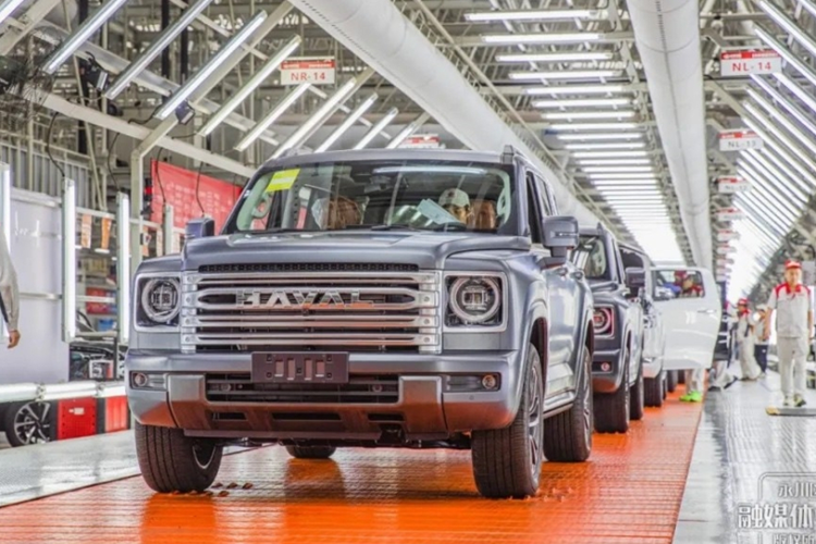 Thời điểm ra mắt chính thức của chiếc xe SUV Haval H9 thế hệ mới có thể diễn ra vào cuối năm nay với giá khởi điểm dự kiến khoảng 170.000 nhân dân tệ (23.500 USD), tương đương 556 triệu đồng, xe có sẵn cả phiên bản chạy xăng và diesel. Hãy cùng điểm lại ngắn gọn về ngoại hình và nhìn vào chiếc xe mới.