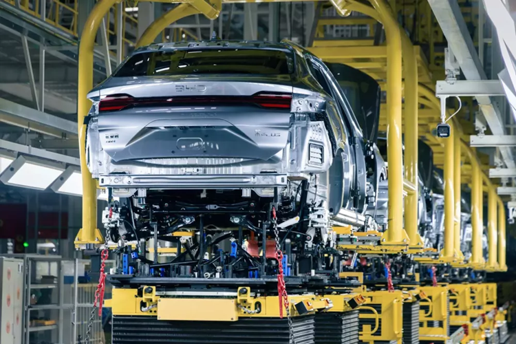 Tuy nhiên, với hệ thống truyền động mới, xe có thể đạt phạm vi kết hợp lên tới 1.500 km chỉ với 3,9 lít nhiên liệu cho 100 km. So với thế hệ Song Plus trước với hệ thống truyền động DM 4.0 có mức tiêu thụ nhiên liệu là 4,5L/100 km và phạm vi kết hợp là 1.200 km, tăng phạm vi 25%.