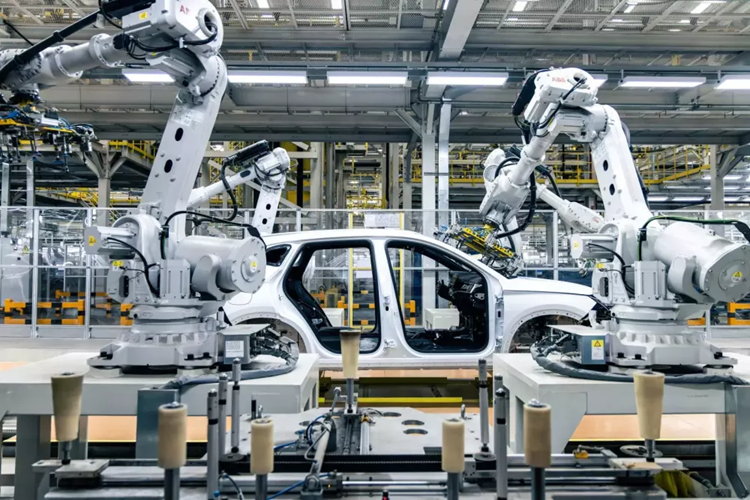 BYD đã cải tiến dòng Song Plus với phiên bản Champion Edition được bán ra vào năm ngoái. Phiên bản nâng cấp năm 2023 thay thế biểu tượng Song bằng logo BYD tiêu chuẩn và sử dụng lưới tản nhiệt khép kín, phù hợp với dòng xe Ocean của BYD.