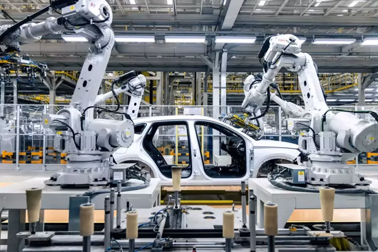 BYD đã cải tiến dòng Song Plus với phiên bản Champion Edition được bán ra vào năm ngoái. Phiên bản nâng cấp năm 2023 thay thế biểu tượng Song bằng logo BYD tiêu chuẩn và sử dụng lưới tản nhiệt khép kín, phù hợp với dòng xe Ocean của BYD.